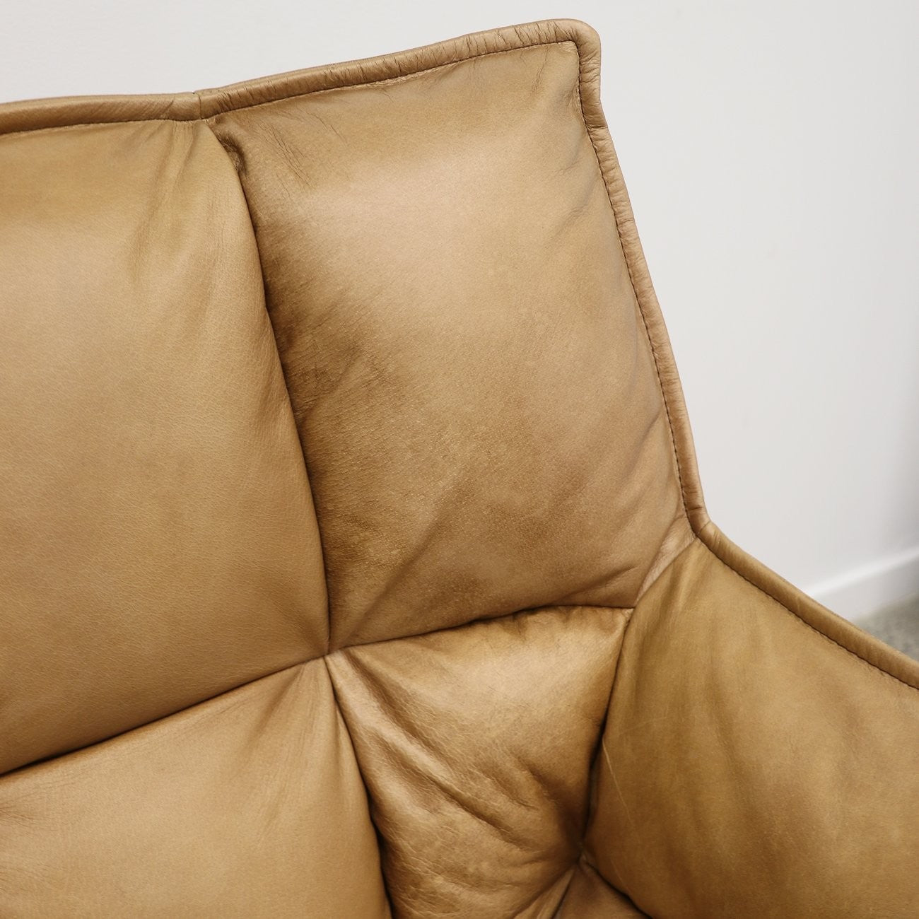 MEMPHIS SWIVEL ARMCHAIR - TAN LEATHER